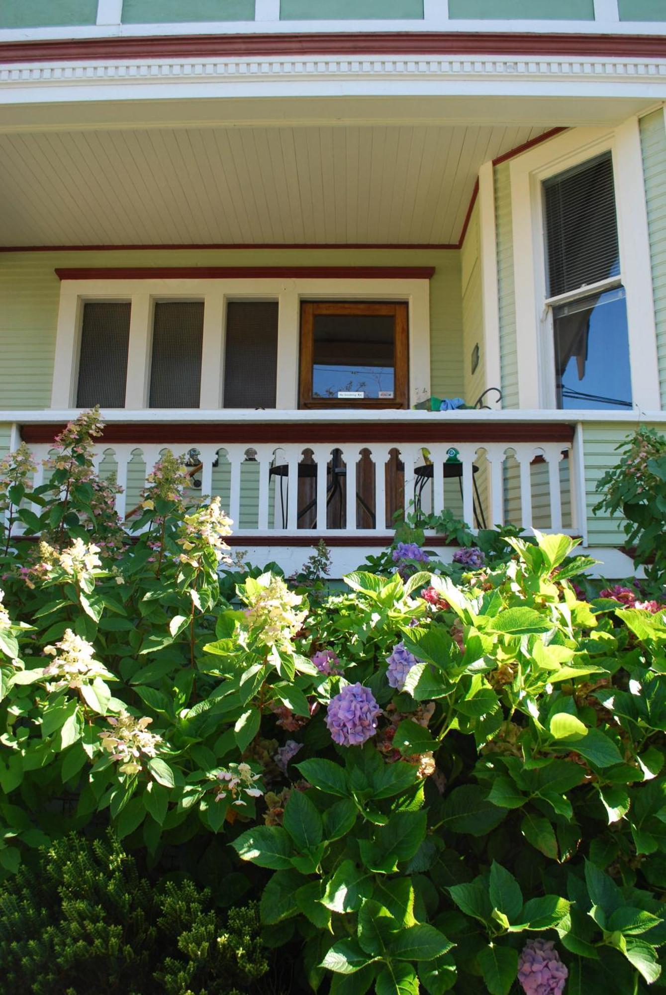 Ocean Island Garden Suites Виктория Екстериор снимка