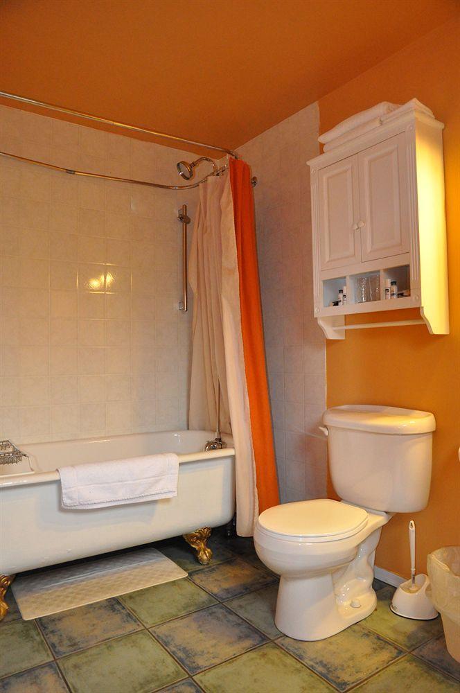 Ocean Island Garden Suites Виктория Екстериор снимка