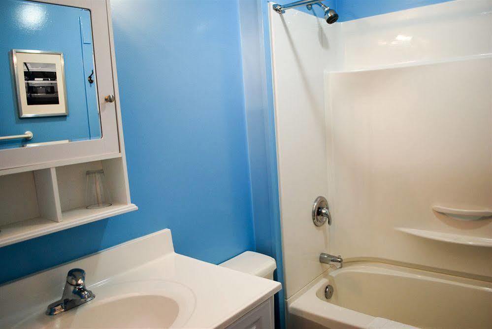 Ocean Island Garden Suites Виктория Екстериор снимка
