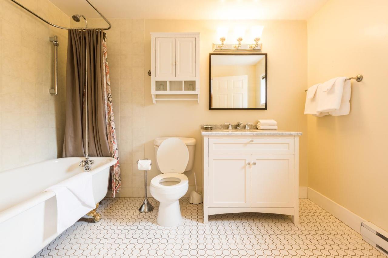 Ocean Island Garden Suites Виктория Екстериор снимка