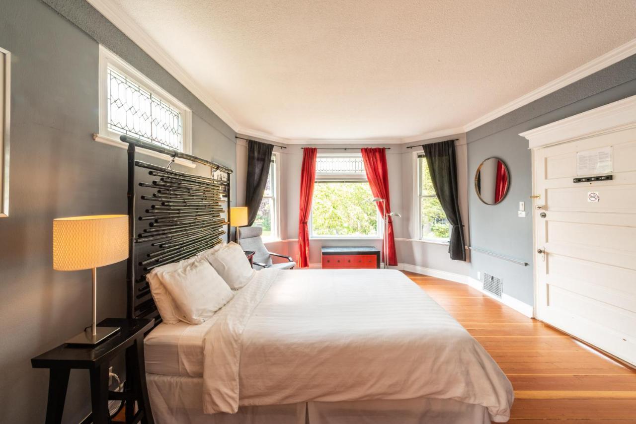 Ocean Island Garden Suites Виктория Екстериор снимка