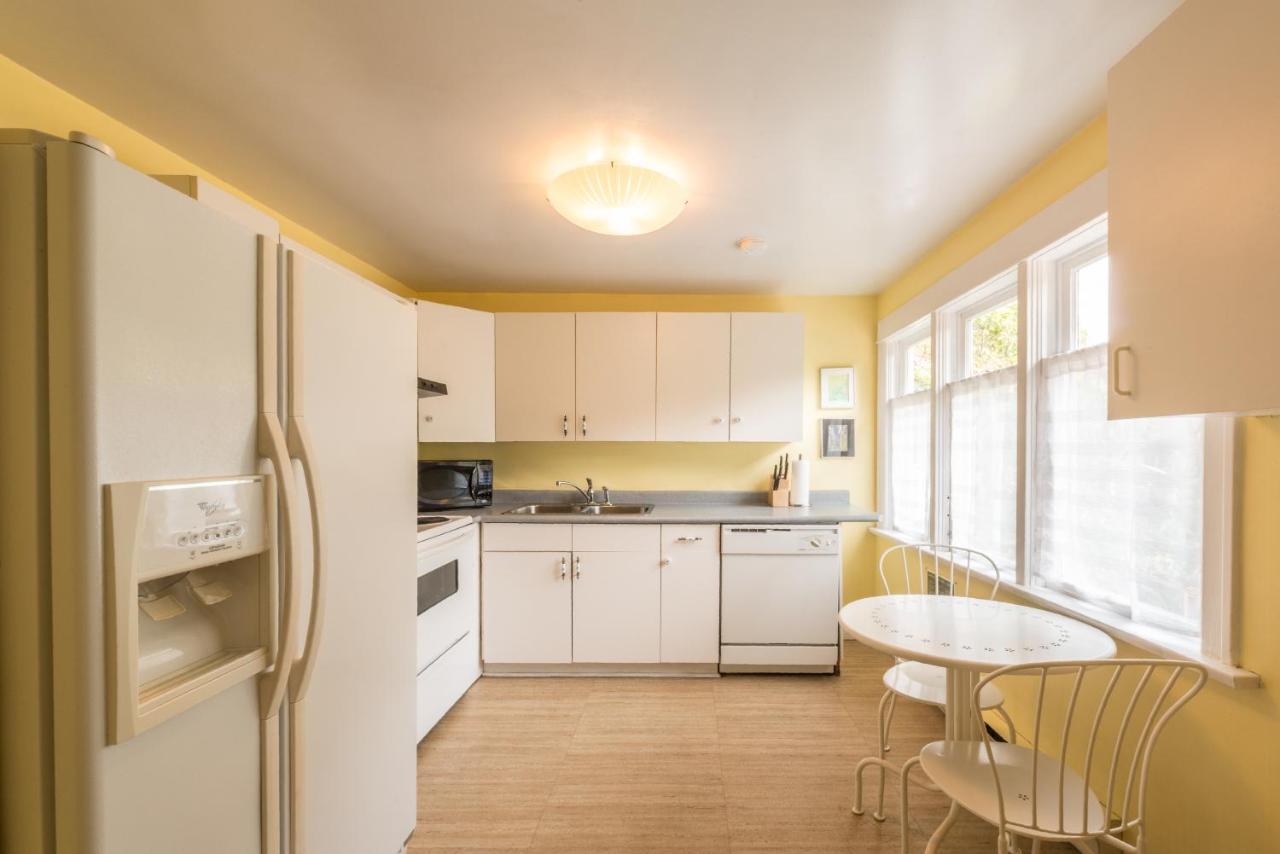 Ocean Island Garden Suites Виктория Екстериор снимка
