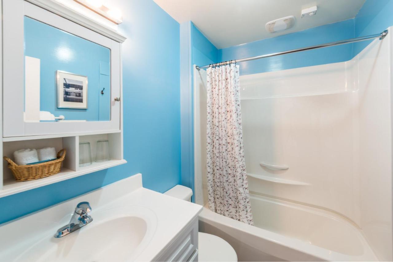 Ocean Island Garden Suites Виктория Екстериор снимка